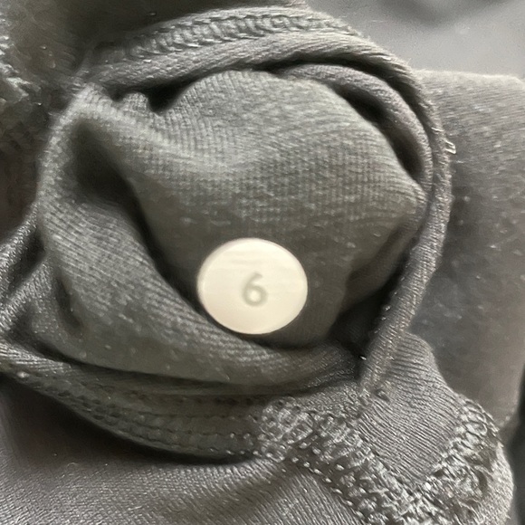 lululemon high rise Wunder Under crop in luon. Black. Size 6. - Picture 4 of 5